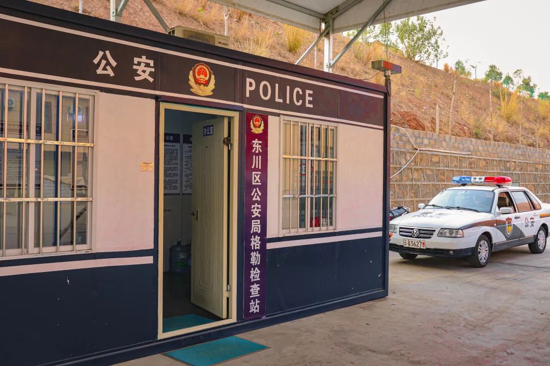 警察查无人区拦车真实事件,警察在马路拦车抓捕现场