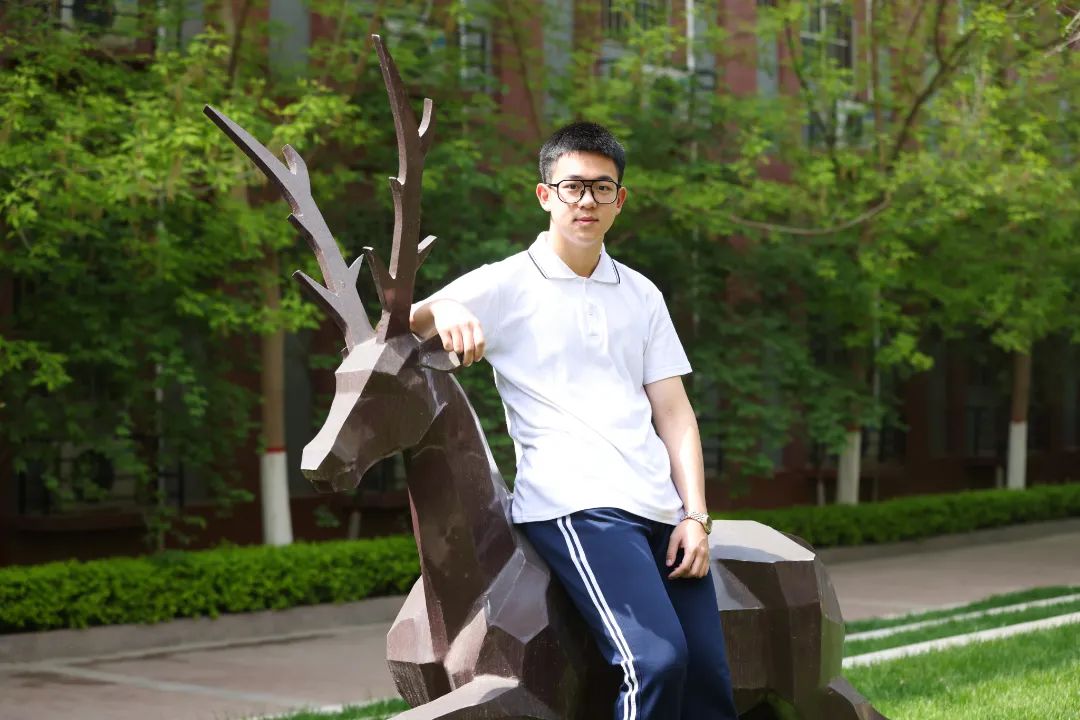 关爱从“头”开始，志臻老师化身“Tony”为学生暖心剪发