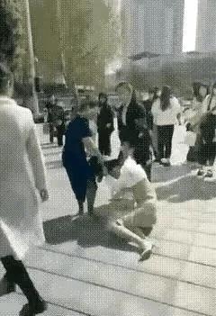 丈夫出轨妻子拉小三游街获刑,丈夫出轨妻子将小三扒光游街获刑