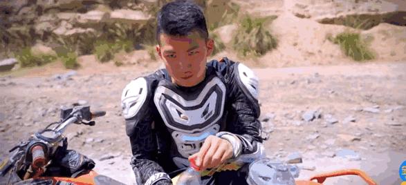 被时代洪流裹挟年轻人,被流量裹挟