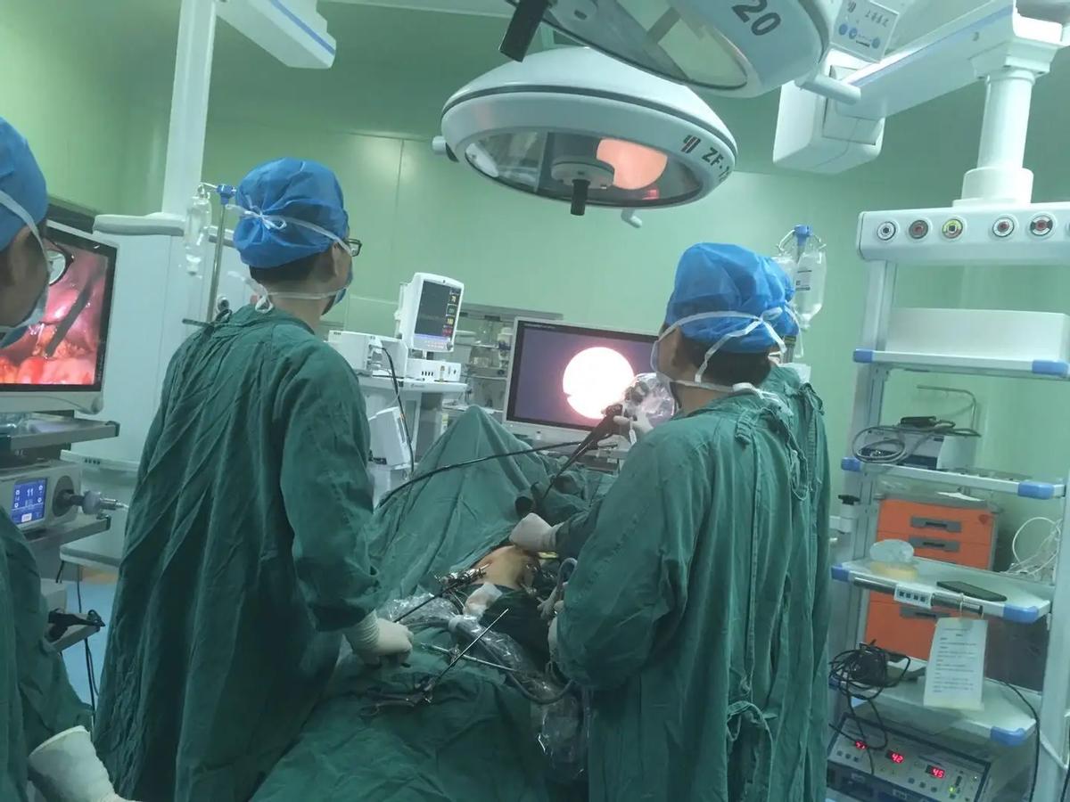 男子背部长出肿块,男子背部长红痘痘不痛不痒