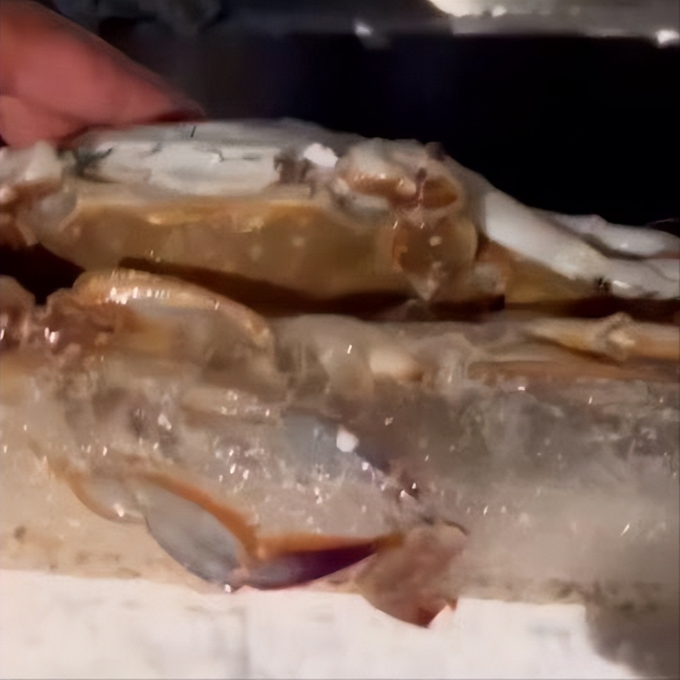 男子买4箱螃蟹发现全是空壳,男子花400元买海鲜没有肉全是空壳