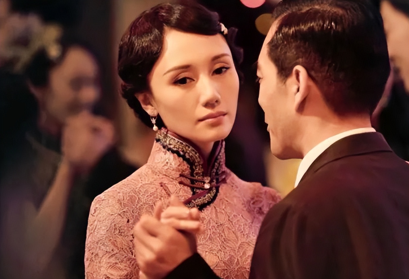 刘嘉玲关晓彤同框,穿旗袍大秀窈窕好身材