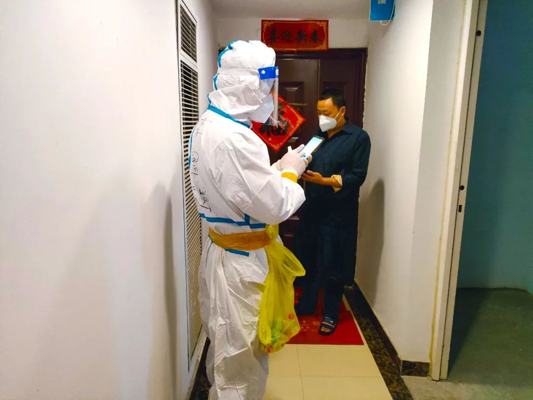 凌晨四点坚守抗疫一线,凌晨四点下班的医护人员