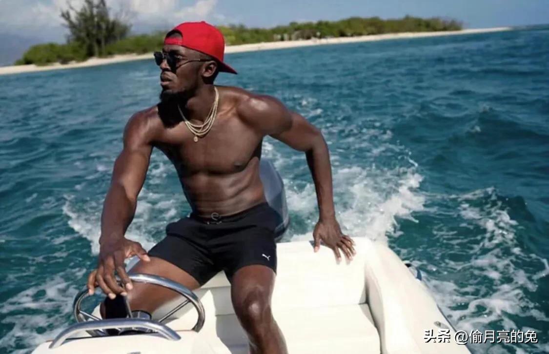 退役后的博尔特发福,博尔特退役后穿板鞋跑30米