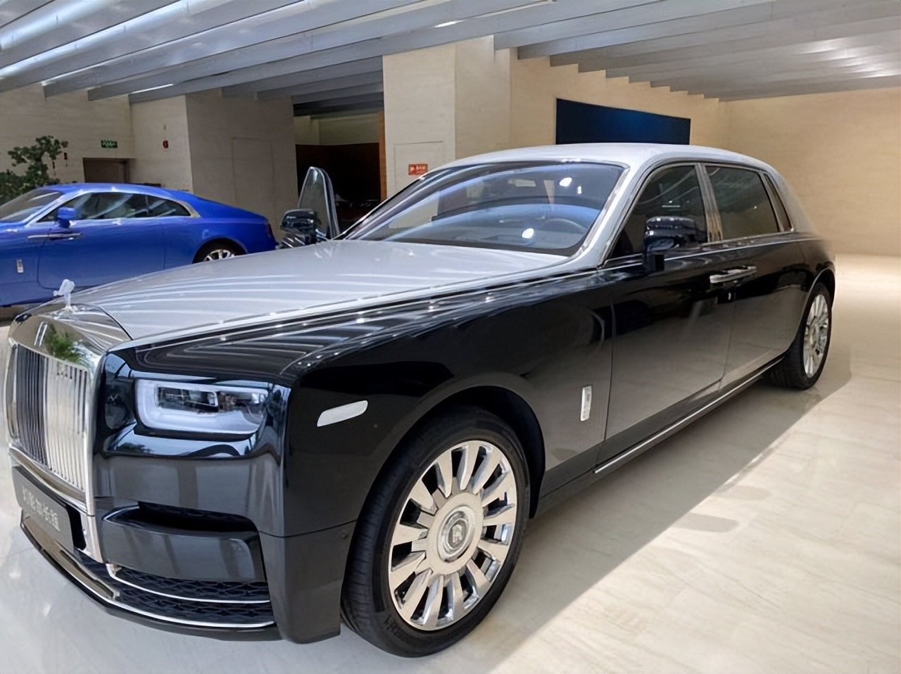 劳斯莱斯幻影加长版15天到港,劳斯莱斯幻影新车天津港多少钱