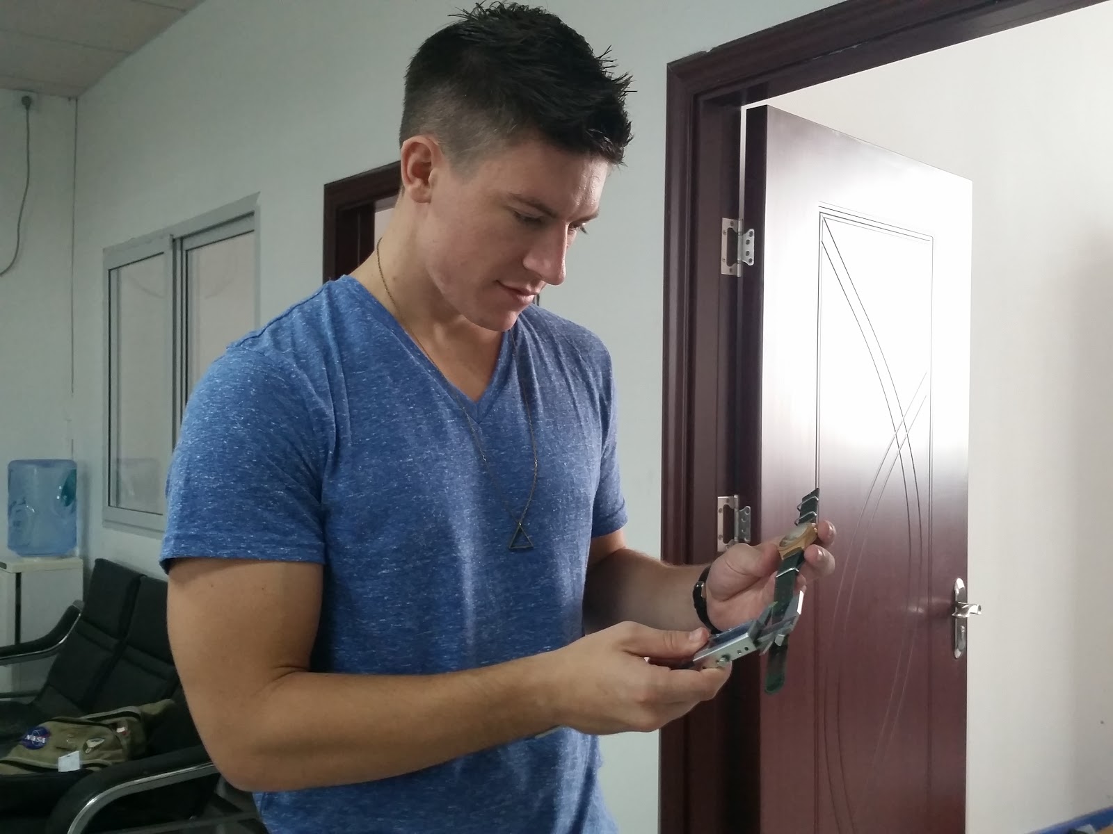 一个卖眼镜的小伙子,一个卖眼镜的小伙