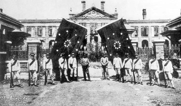 *楼青**女子脱衣抗议*行游**，汉奸却不为所动