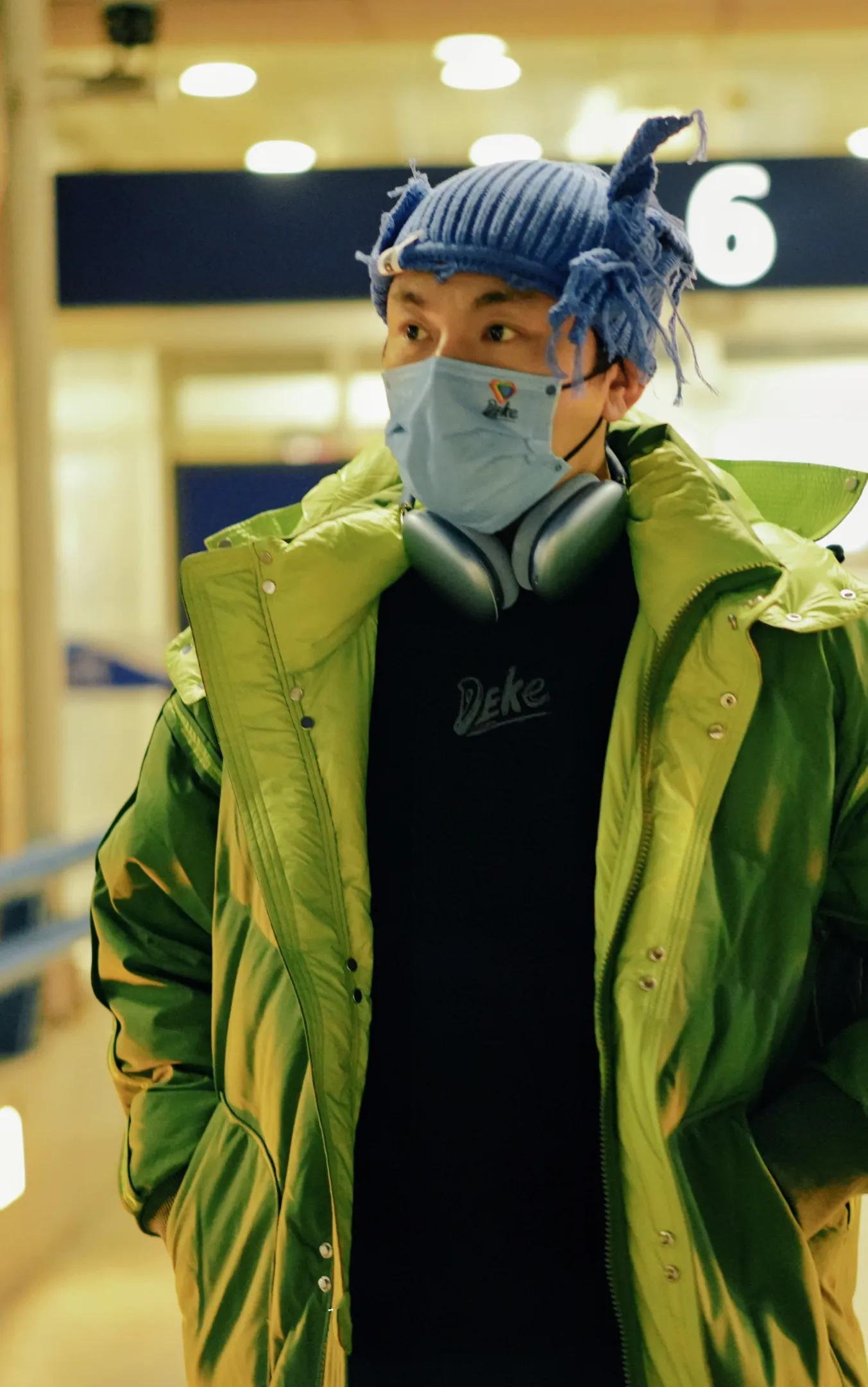 秦昊橘色羽绒服,秦昊同款外套