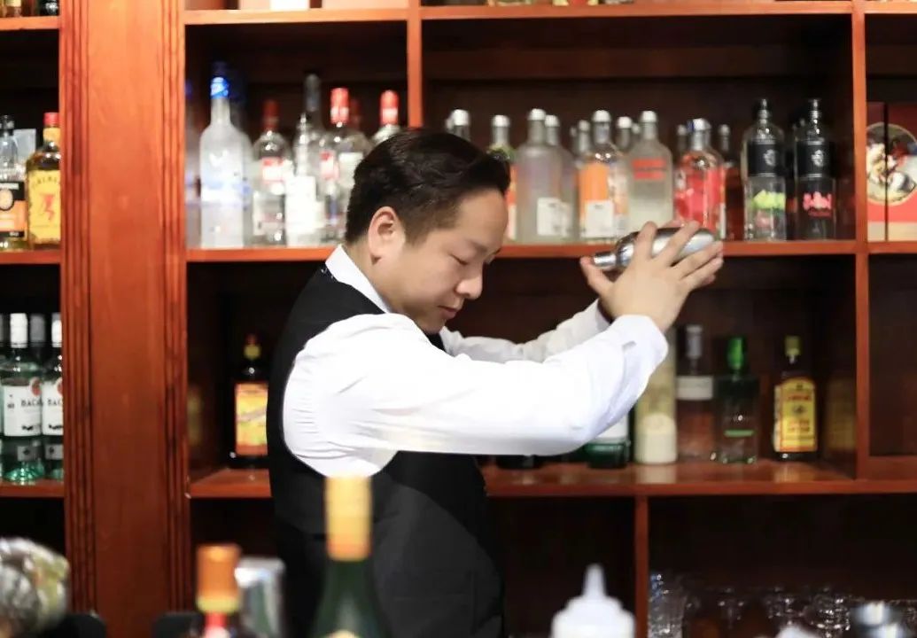 30岁跳出舒适圈改行学美业,学调酒入行