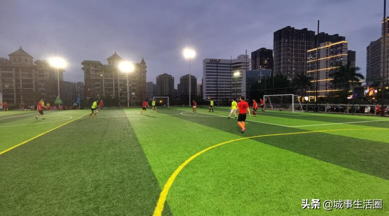 飞盘运动正悄然俘获年轻人的心,足球场地内玩飞盘