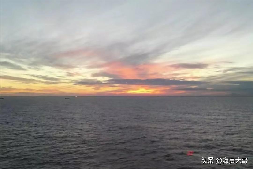 航运民警驾快艇救出被困男子,船舶运输事故船员被救