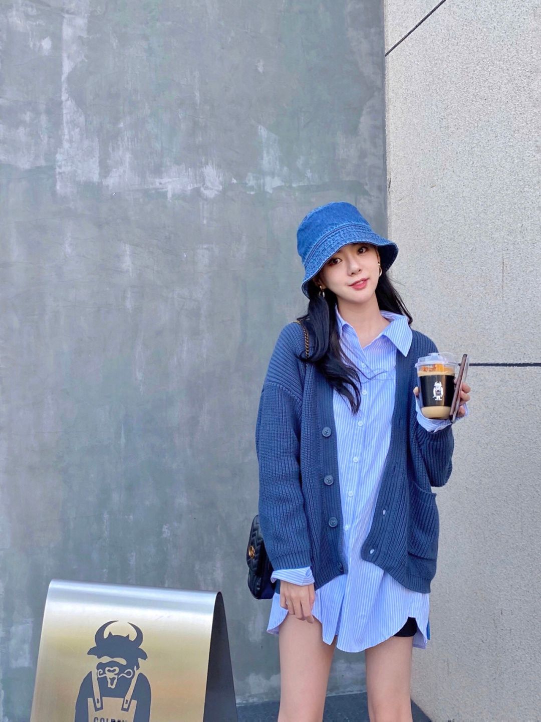 米白色薄款针织开衫内搭怎么搭配,红色针织开衫内搭什么比较好看