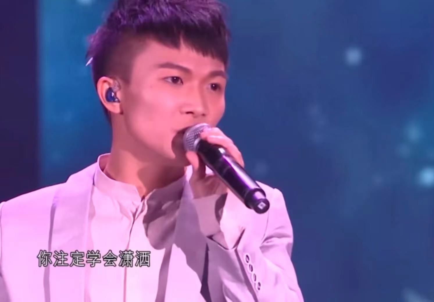 周深粤语经典歌曲,专业人士评周深唱的粤语歌