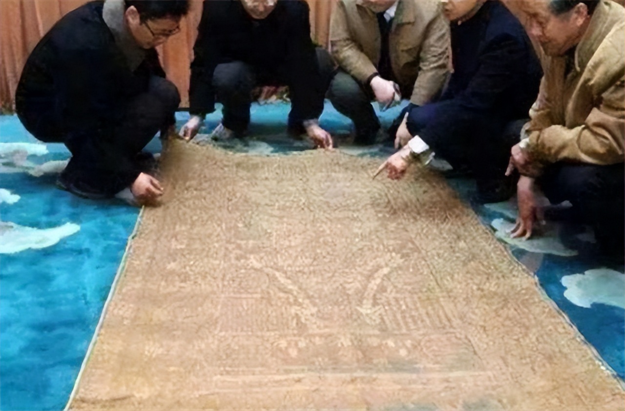 2005年，男子借9万元买破袈裟，发现夹层有一物，后拍出1.3亿天价