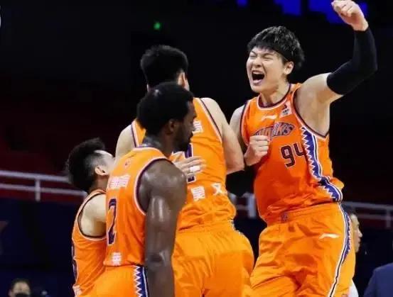 中国男篮齐麟新疆锋线,齐麟怒砸裁判是哪一集出现的