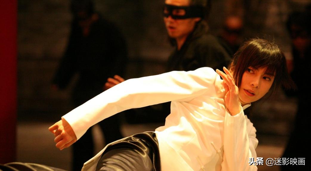 外媒评价周星驰少林足球电影,少林足球周星驰国语版电影