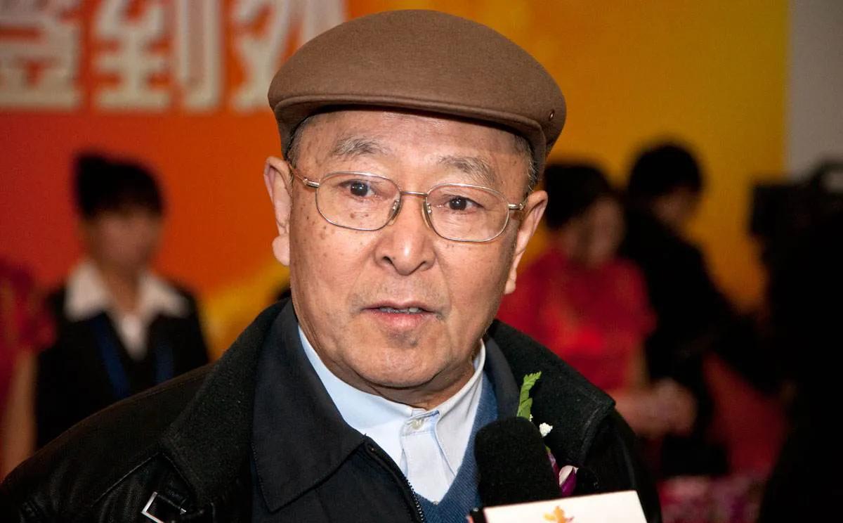 他因太像周总理，看了他的电影*颖超邓**激动落泪，后被邀请做客