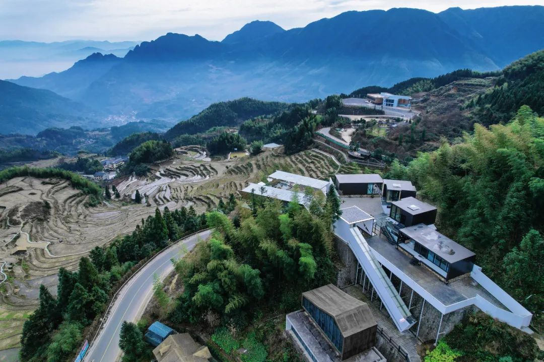 他只用了一星期，建成一座「可移动的房子」，上山下海睡遍世界