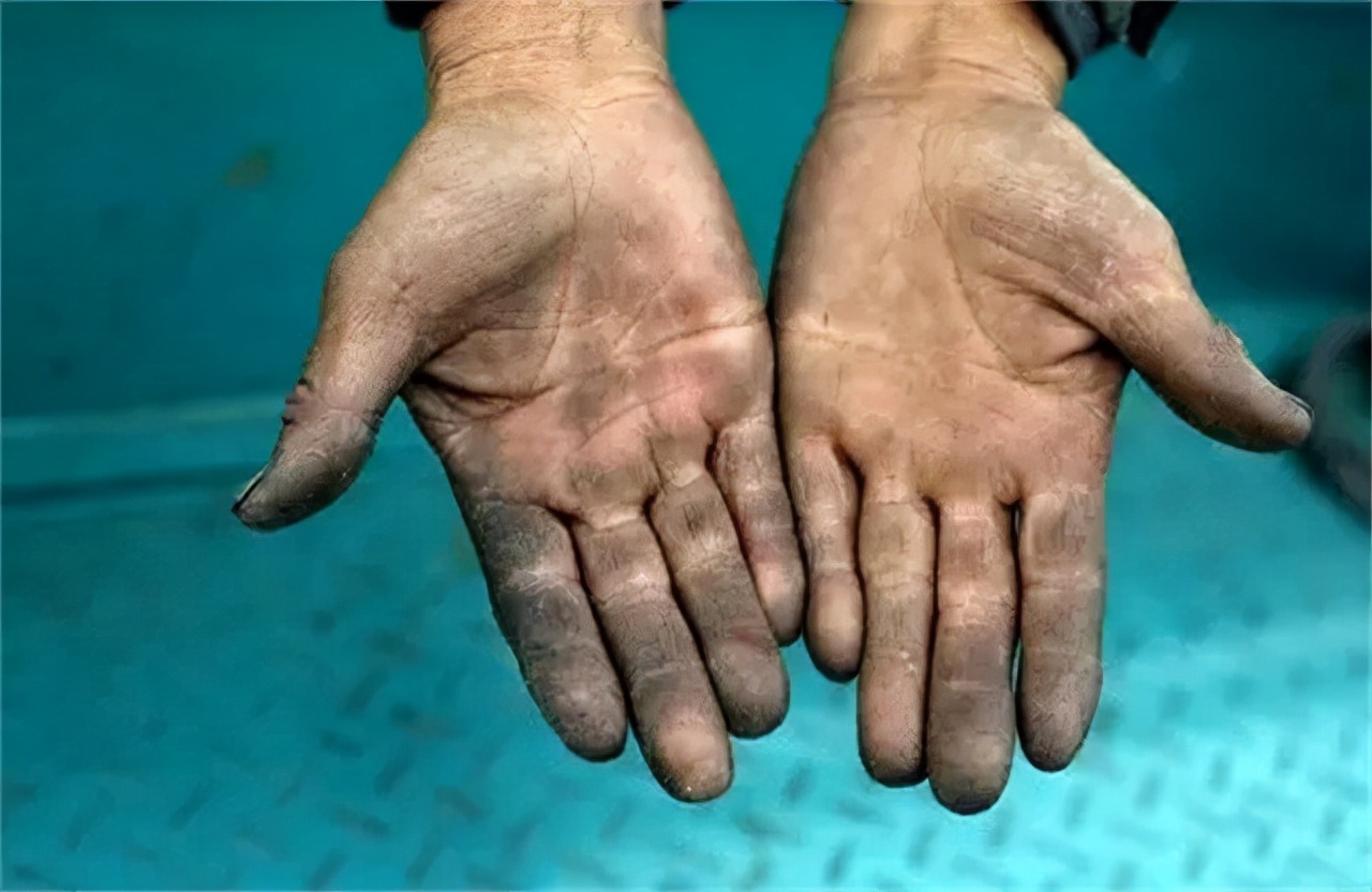 80年代农民进城打工被当成盲流,80后的农村人为了生计收破烂