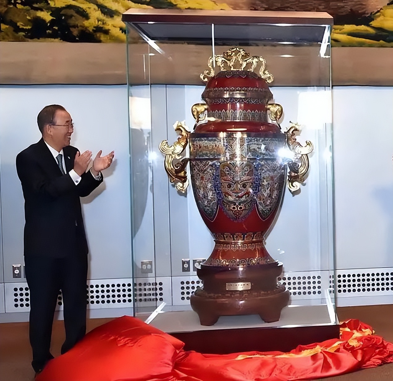 一件景泰蓝十件官窑器说明什么,景泰蓝和瓷器收藏价值