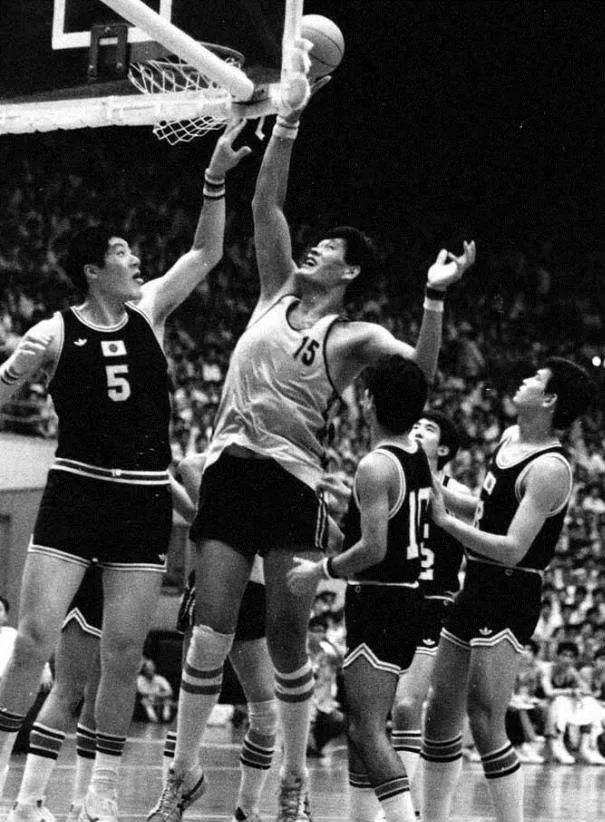 穆铁柱和姚明单打的视频,姚明讲穆铁柱才是第一中锋