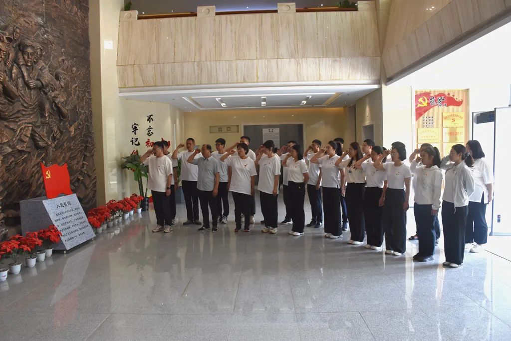 忆峥嵘岁月厚植爱国情怀作文,铮铮铁骨爱国情怀