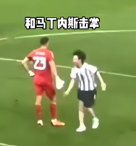 球迷冲进球场拥抱梅西后续被合影,球迷冲进球场拥抱梅西被摁倒在地