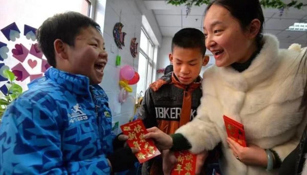 别人给五百红包她家三个娃怎么给,给亲戚小孩1000红包对方回500