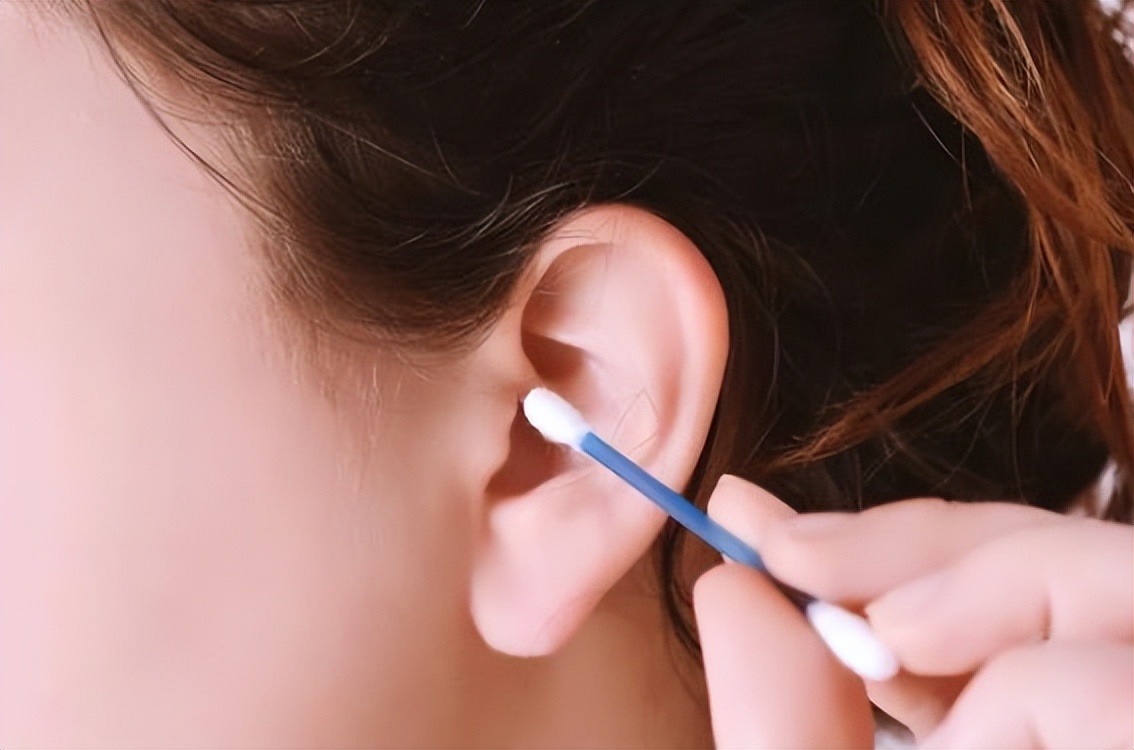 耳朵里面发痒怎么回事怎么去治疗,耳朵里面有黄色分泌物有臭味发痒