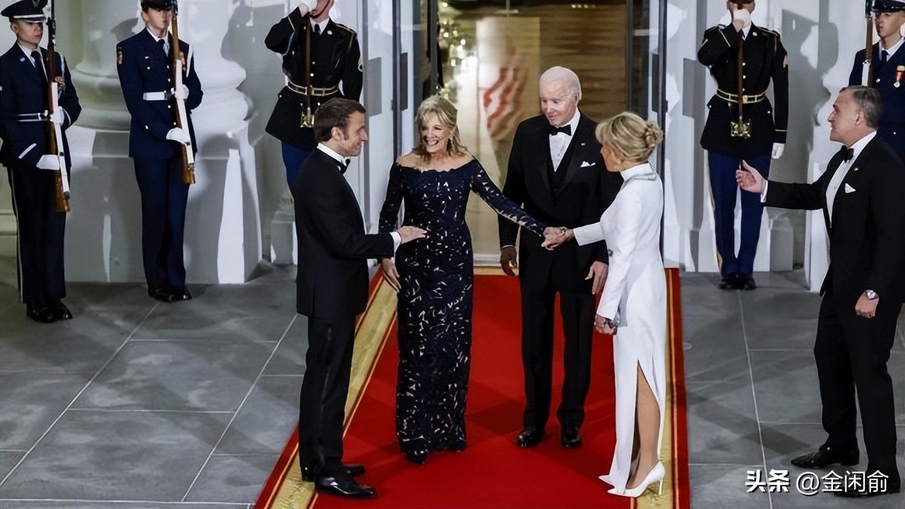 马克龙夫妇携手并肩,马克龙与妻儿出席活动