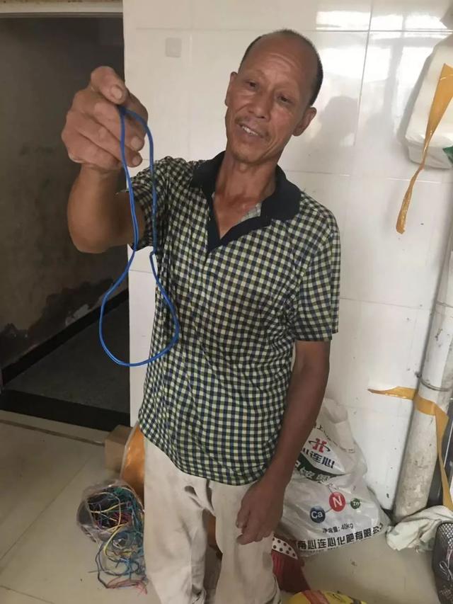 小女孩疑遭父母当街残忍虐待后续,虐待殴打儿童家庭暴力事件