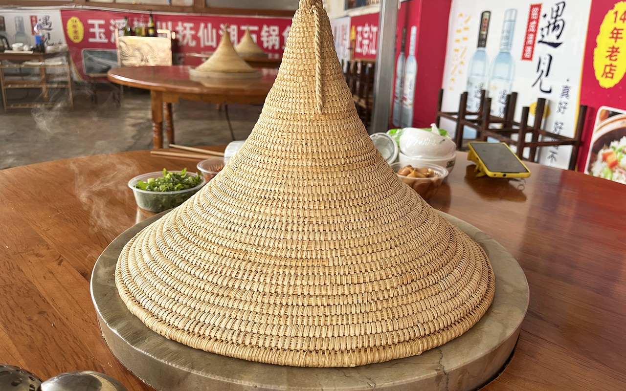 云南国道边14年老店，5人路过点了1条鱼，结账时确认三遍不敢相信