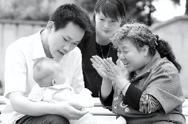 湖北男子去世母亲拨通了他的电话,男子把父母的遗体火化