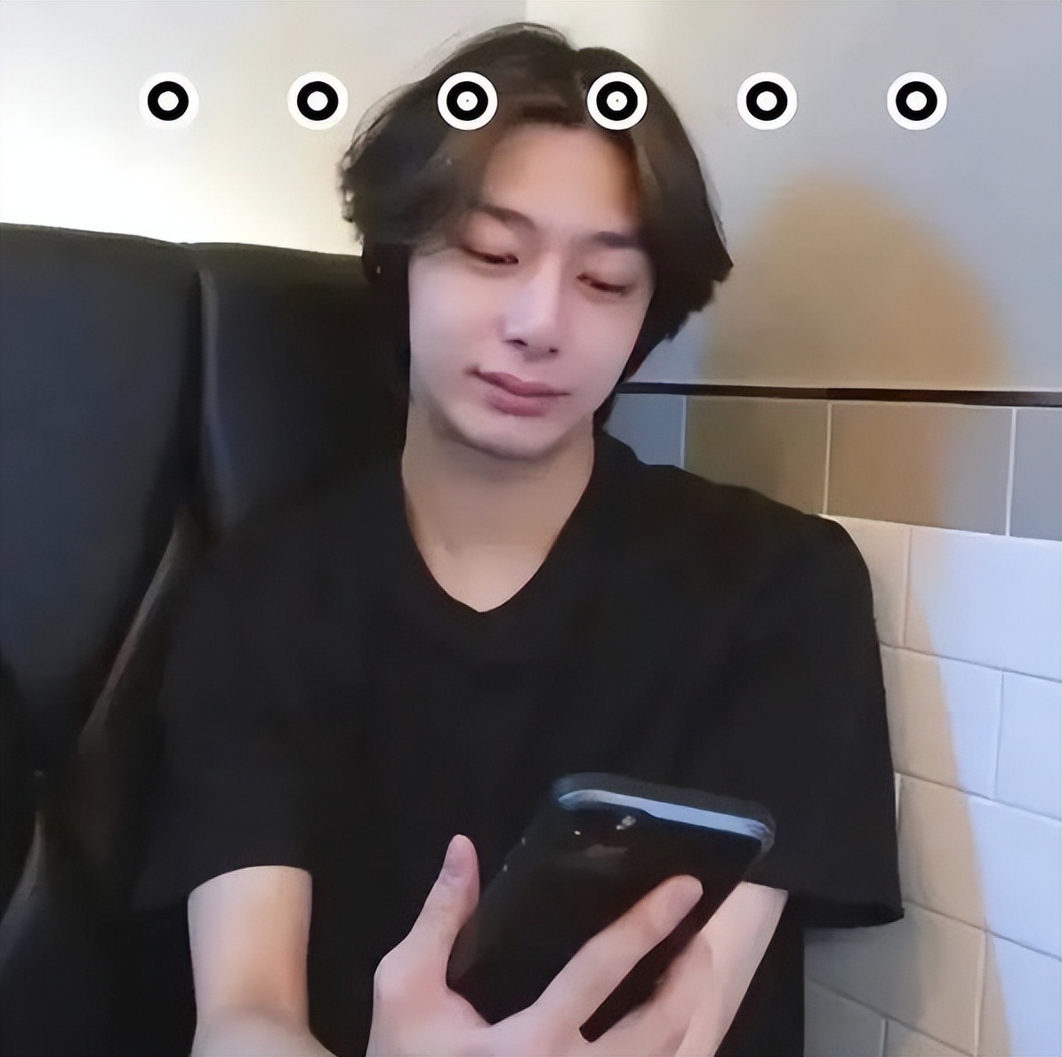 靠韩团门面出道却不火，后凭借表情包出圈，却被扒可疑物品惹争议