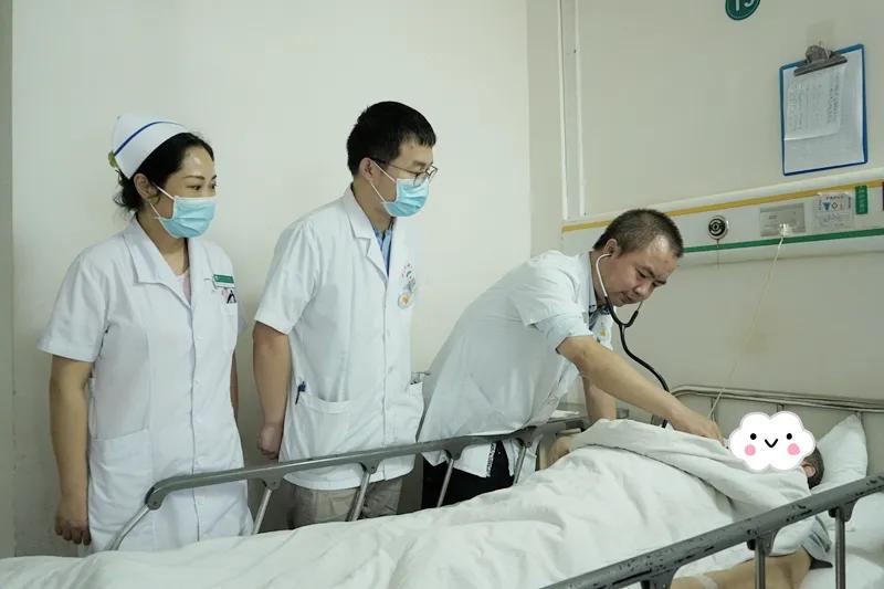 感恩医护人员送锦旗,医护真情暖人心患者感恩送锦旗