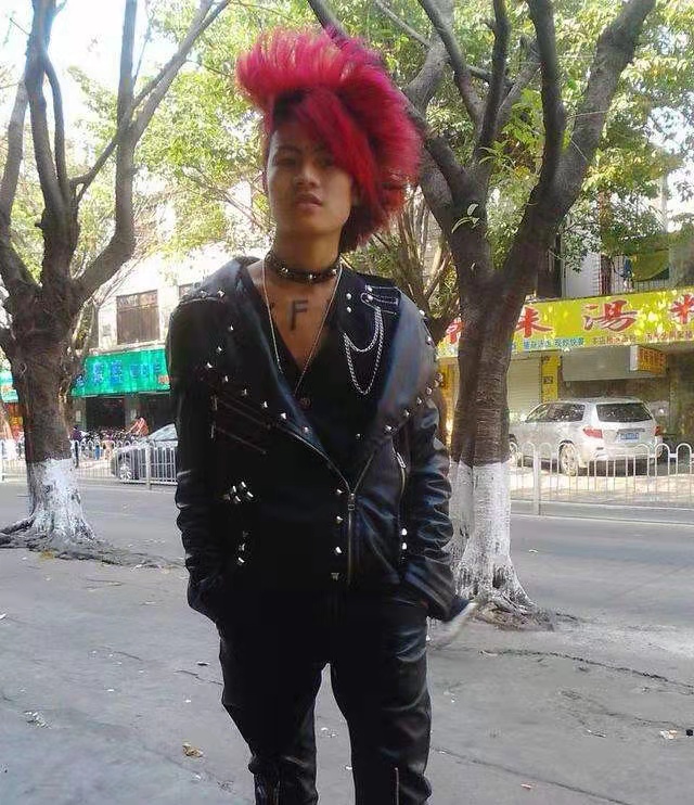 “玩不起房和车，只能玩头发”：曾经的“杀马特少年”去哪儿了？