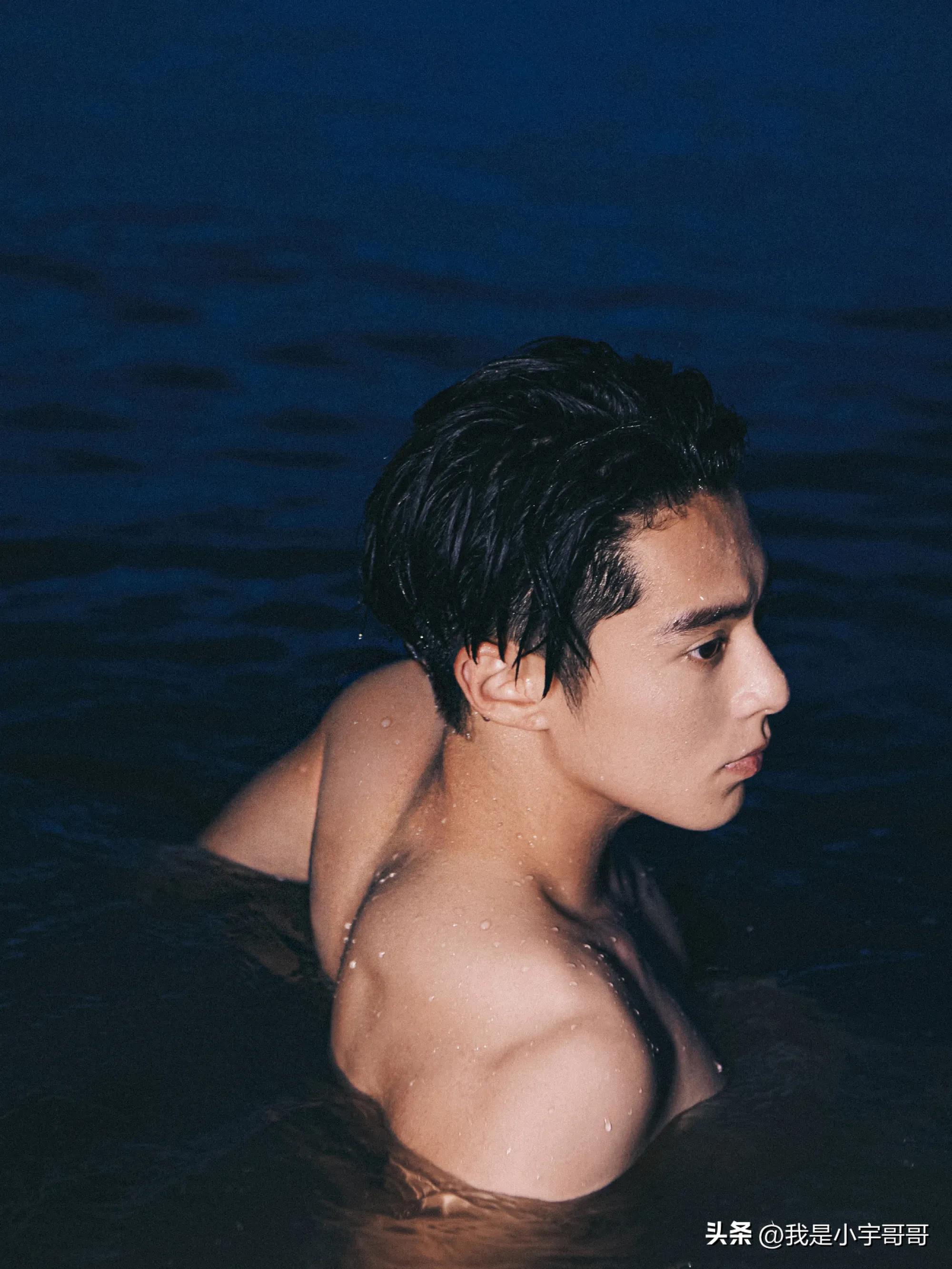 王鹤棣海边拍摄正装花絮,王鹤棣海边自拍第三视角