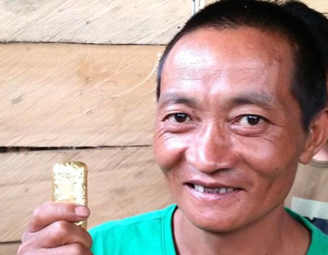 广西“上林帮”非洲淘金记：为钱殊死搏斗，常备200克金子保命