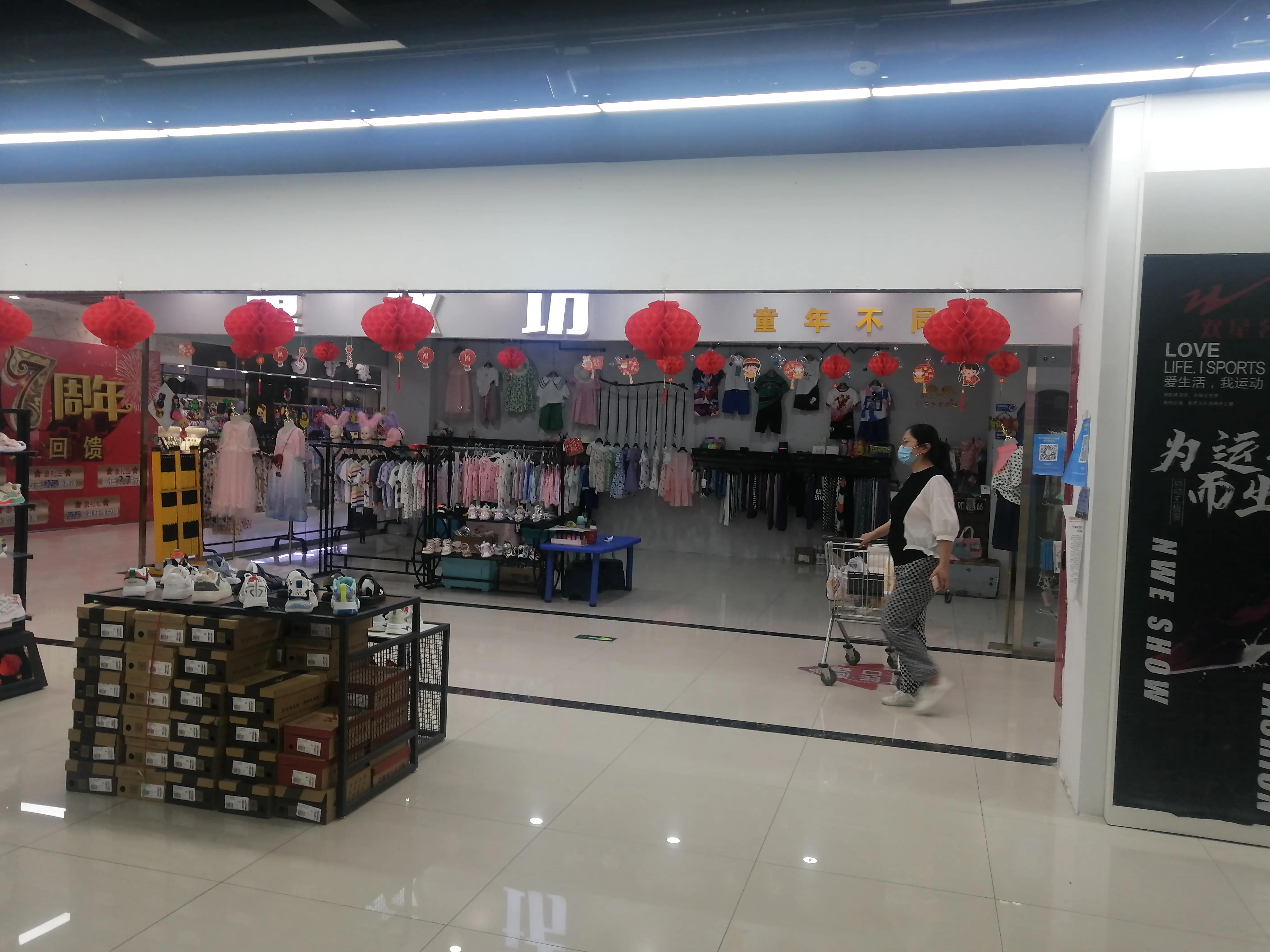 带着二宝去购物,带小宝去买婴儿衣服