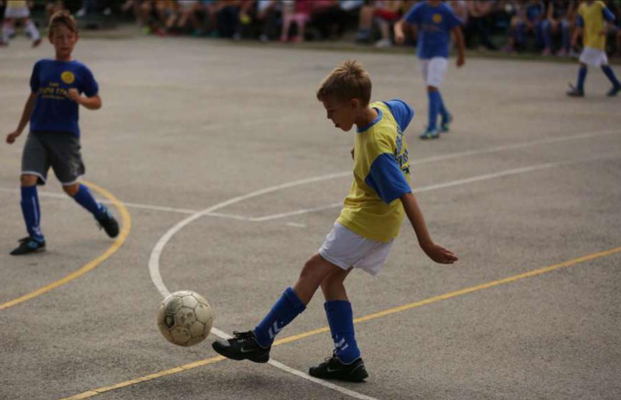 给每一位选择足球的人：坚持下去很难，但更难的是放弃