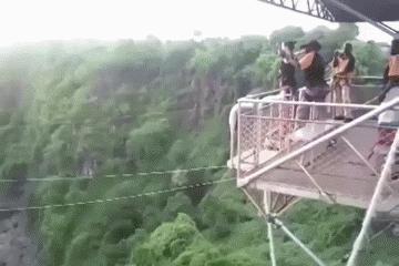 女生在公共场合故意让你难堪,现在的女生一点自知之明都没有