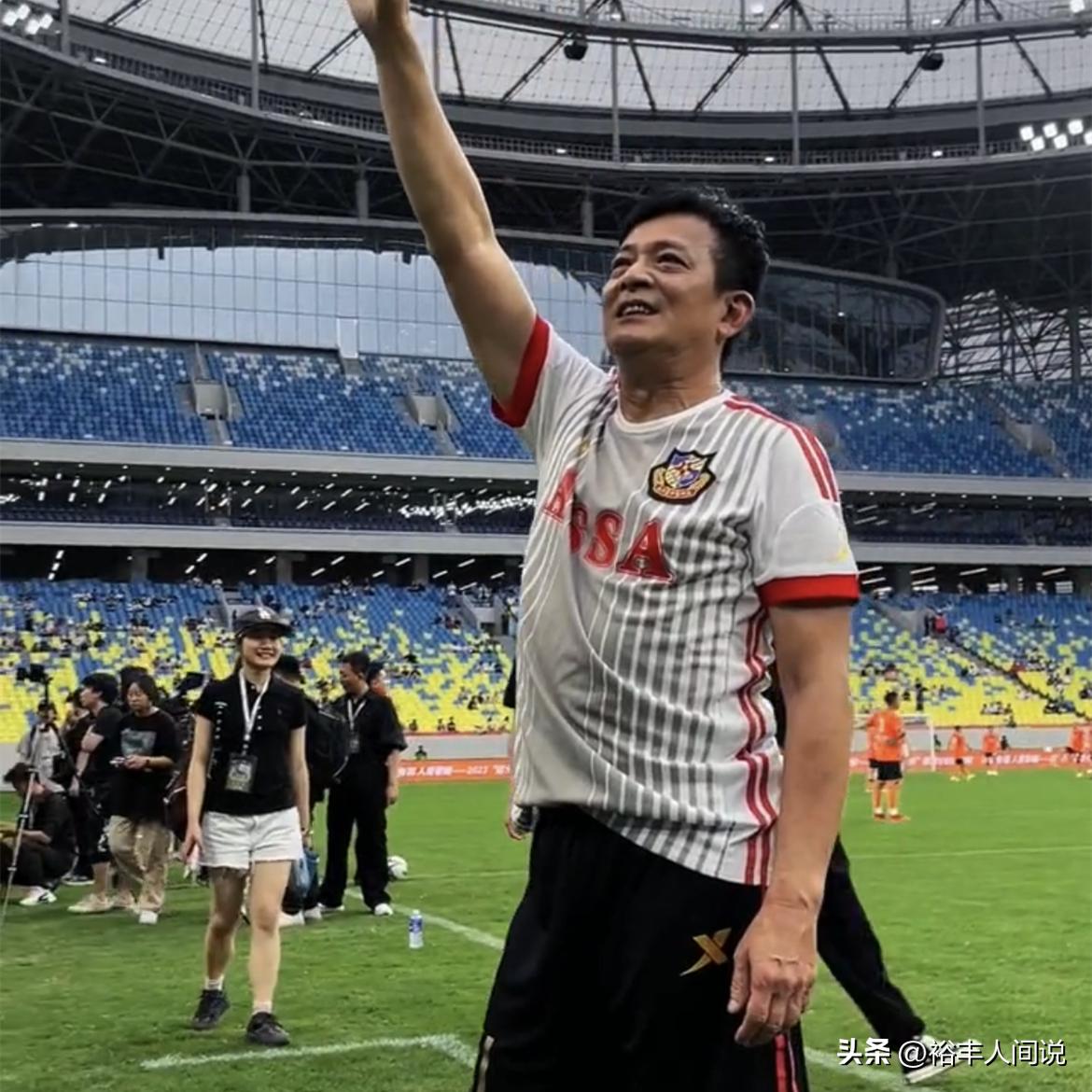 香港明星足球队黄日华多少号,香港明星足球队对黄日华的表现