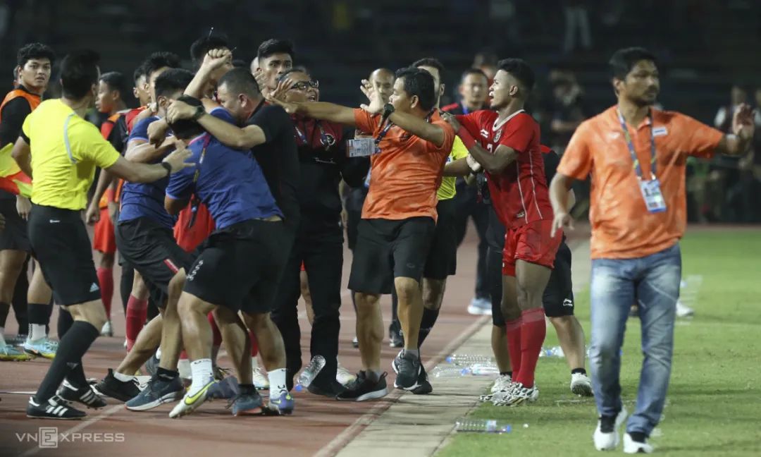 打群架!神进球!犯大错!扔奖牌!东运会男足决赛堪称神剧情!