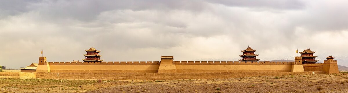 这个戈壁小城为何飞机、高铁、火车这么便捷