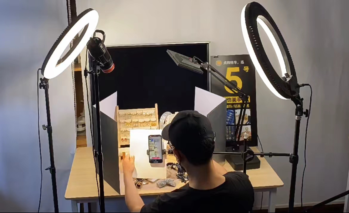 翡翠直播间现场直播骗局,翡翠直播模式发展趋势