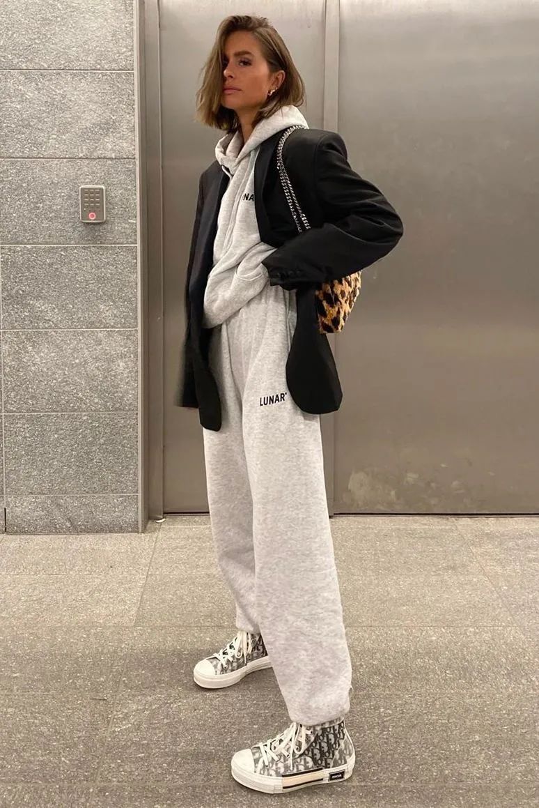 卫衣怎么搭配外套才好看冬天,冬天连帽卫衣怎么搭配洋气女