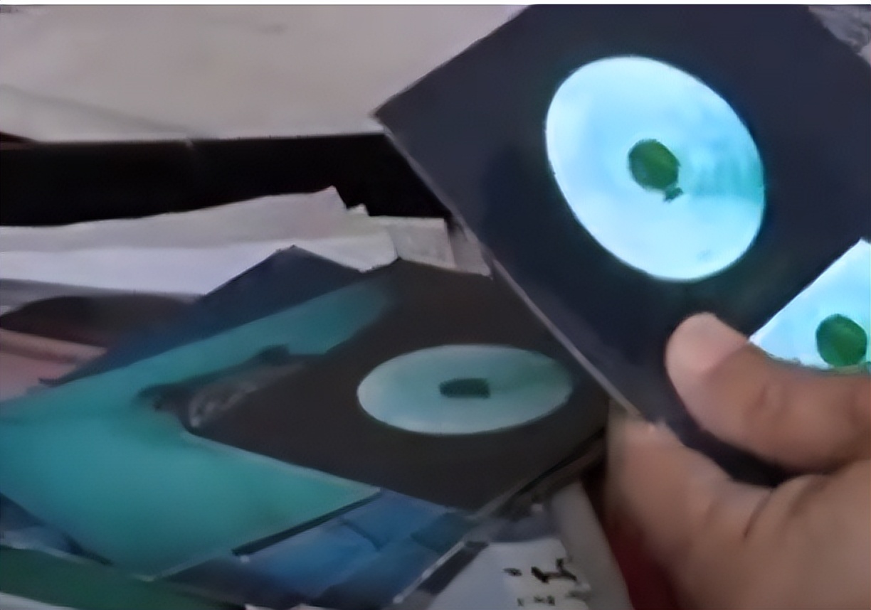 河南老汉600元买来发光水晶，深夜发出强光，专家称萤石夜明珠