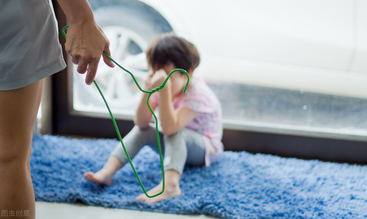 孩子爱打人怎么办要正确引导,孩子爱打人怎么引导