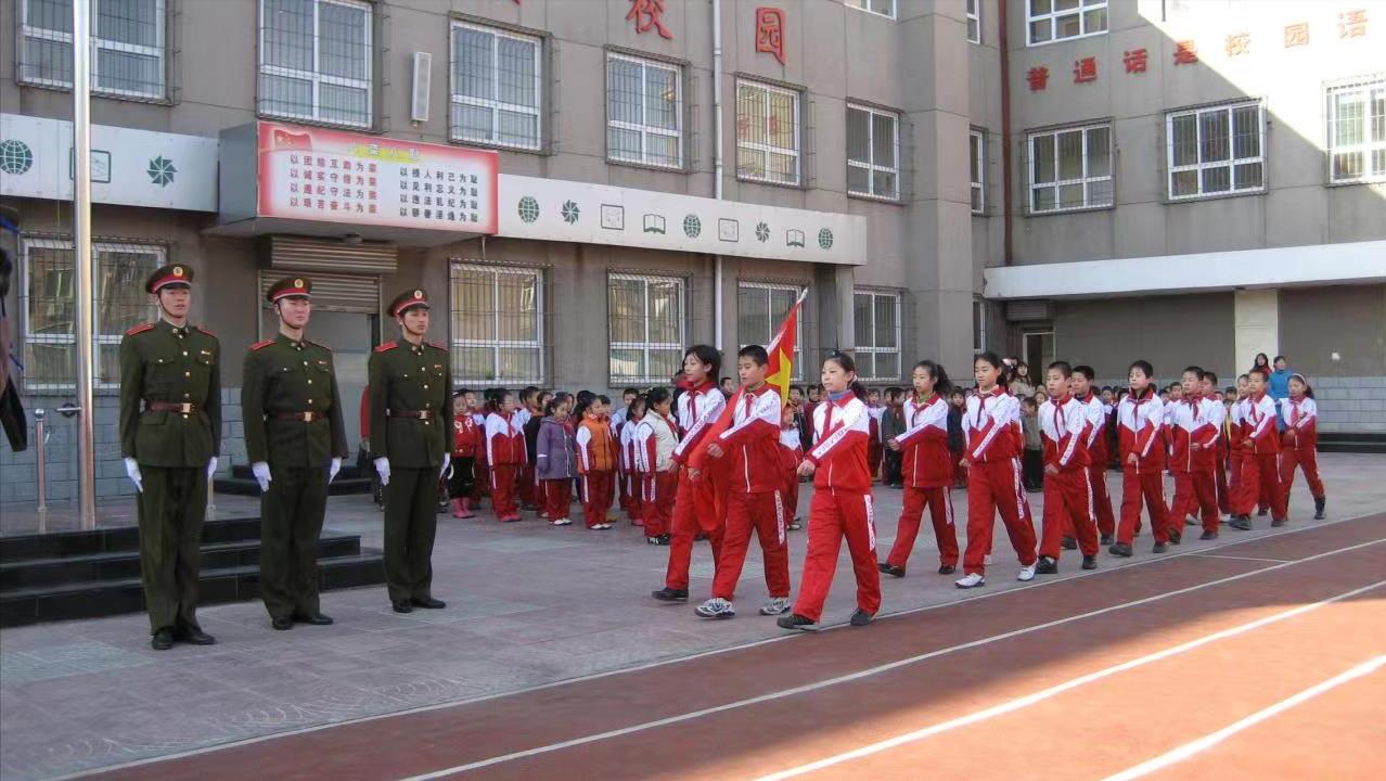 小学雷锋的事迹,喜迎二十大传承雷锋精神